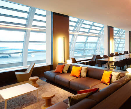 空港ラウンジ内部の画像